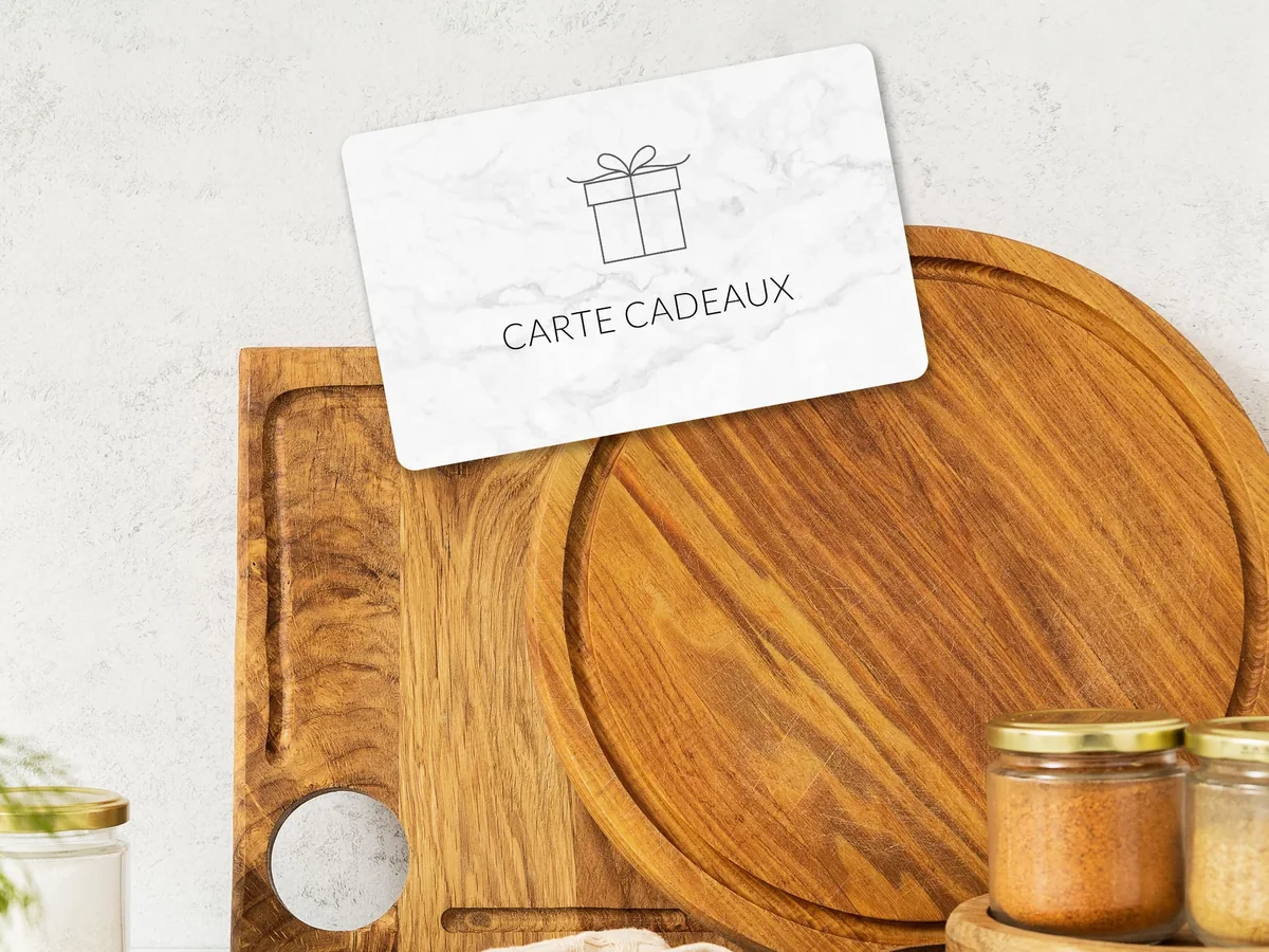 Carte-cadeau Gravart appuyée sur des planches en bois