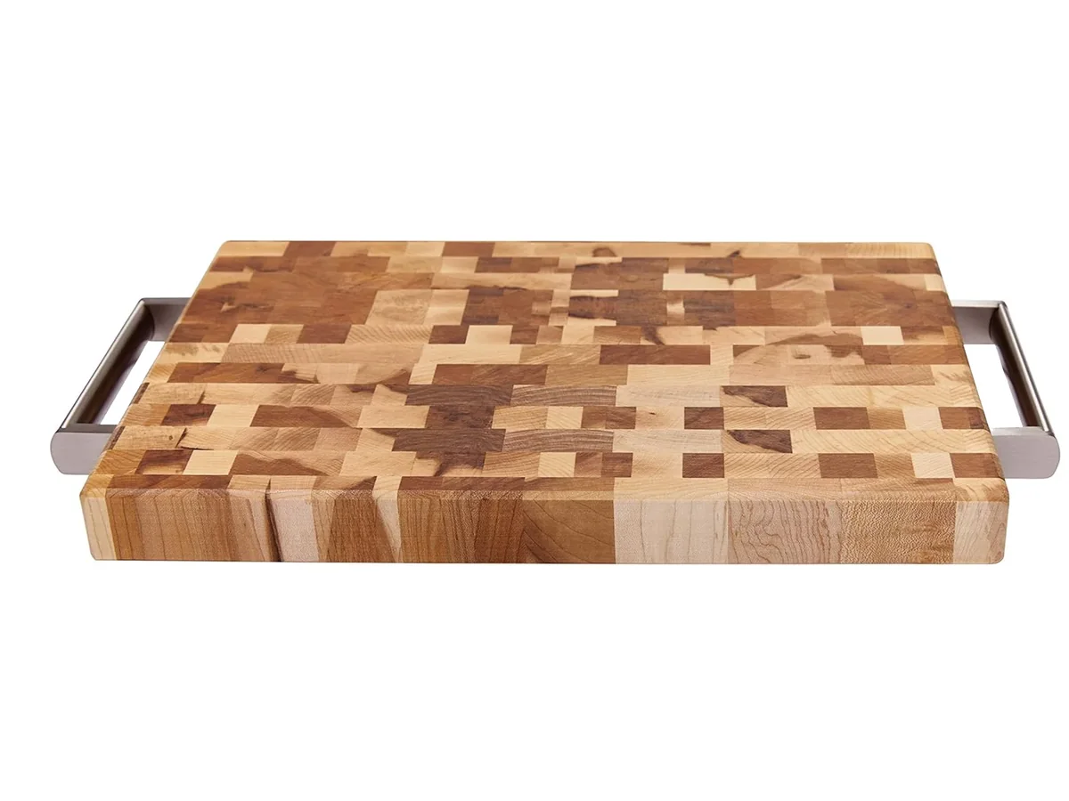 Planche à découper de type butcher block en érable, avec poignées en acier inoxydable