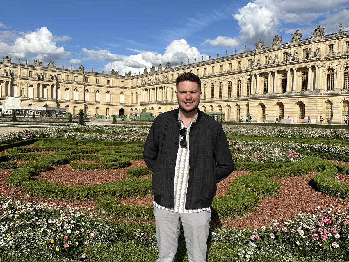 Jasmin Morin dans les jardins du château de Versailles, en France